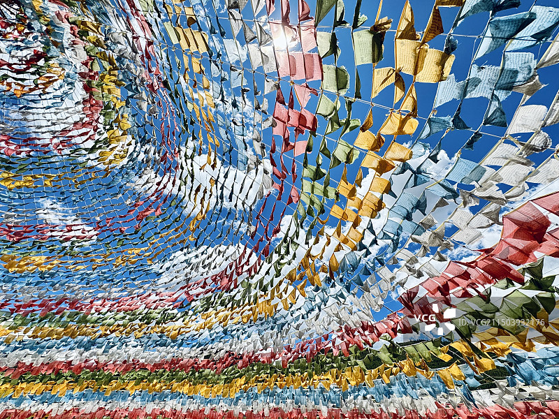 随风飘动的经幡图片素材