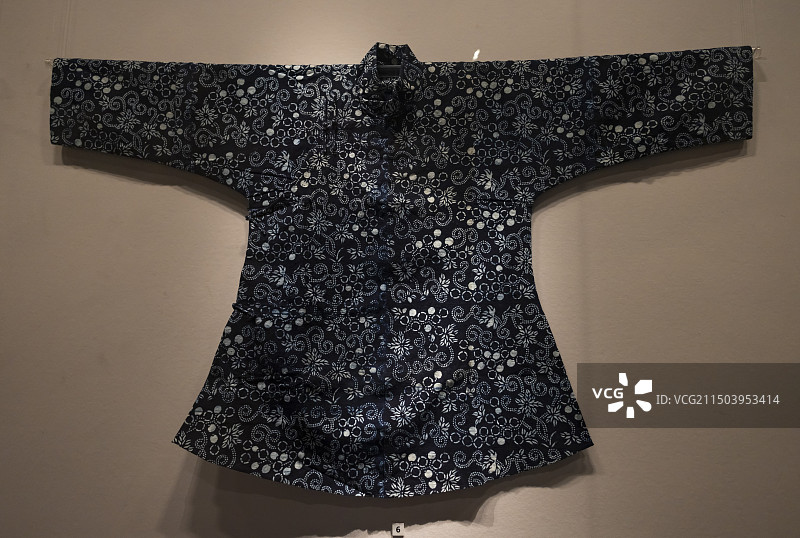 蓝印花布女式单衣 民国 闵行博物馆图片素材