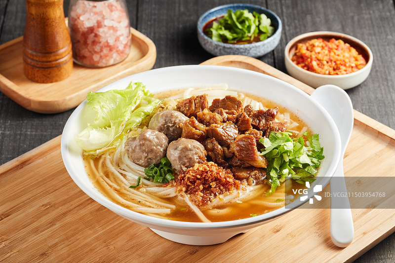 牛肉丸拼牛腩粿条扁面图片素材