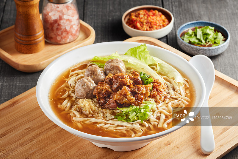牛肉丸拼牛腩粿条扁面图片素材