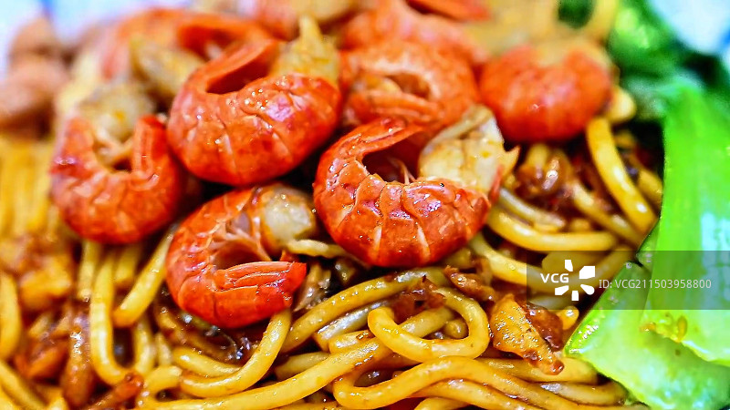 中式美食风味小龙虾尾炒面图片素材
