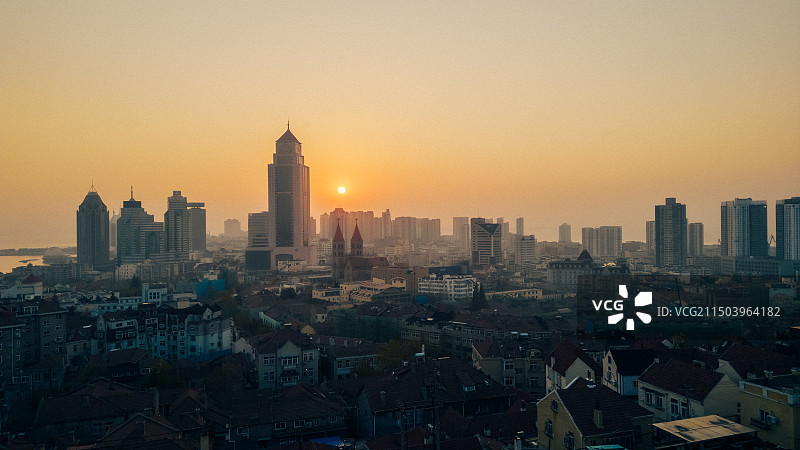 青岛市市南区老城区观象山远眺天主教堂图片素材