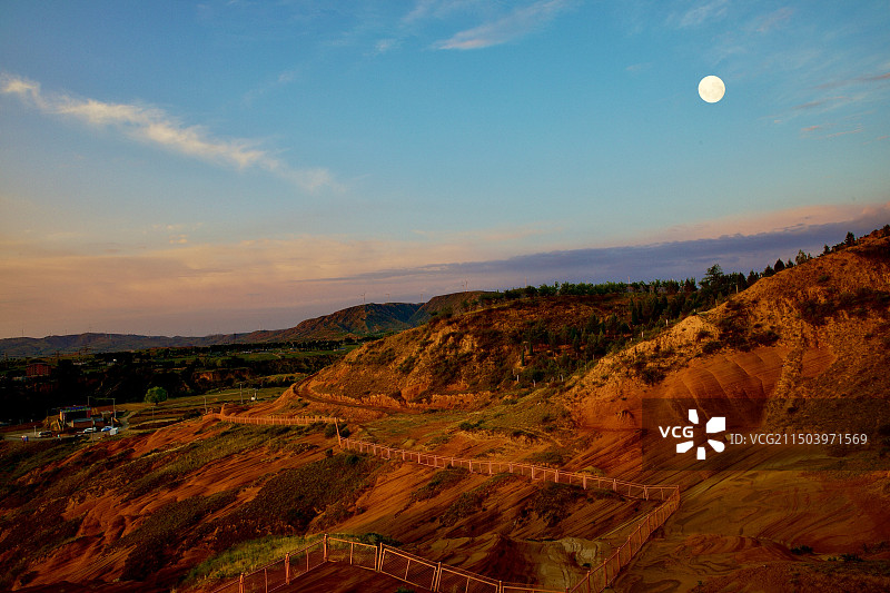 霞映晨月——靖边波浪谷图片素材