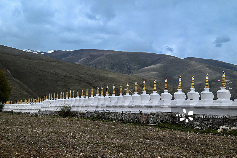 惠远寺的围墙白塔图片素材
