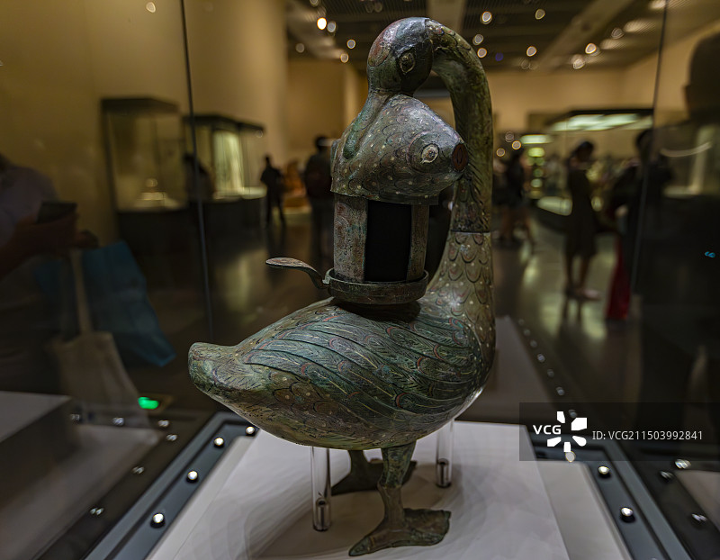 北京国家博物馆文物西汉时期彩绘雁鱼青铜釭灯图片素材