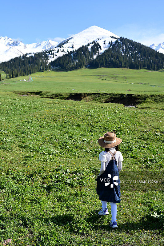 那拉提草原｜雪山、草甸和小孩图片素材
