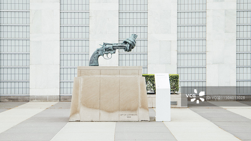 联合国总部打结的枪雕塑Knotted pistol图片素材