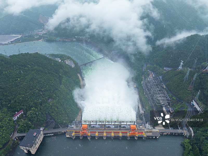 杭州新安江水库开7孔泄洪闸泄洪图片素材
