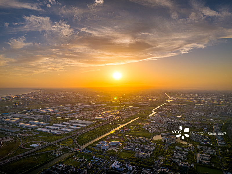 海滨城市日落晚霞 上海自贸区 临港新城物流产业园 沪芦高速公路 芦潮引河 南汇新城图片素材