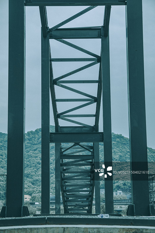 多云天空下的桥梁俯视图图片素材