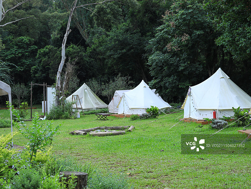 夏日草坪上的户外露营帐篷图片素材