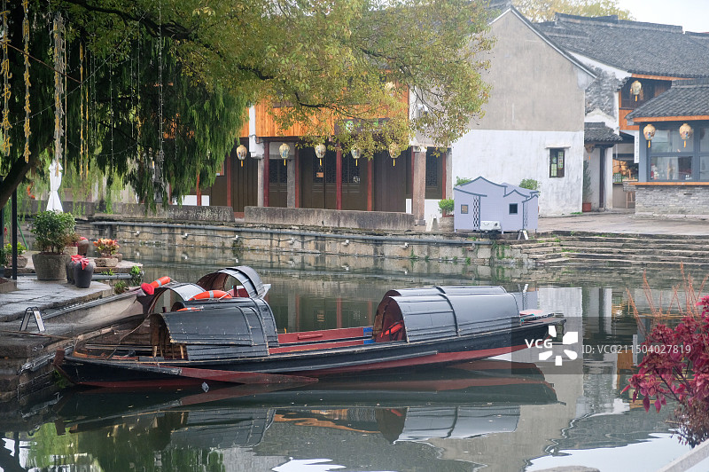 江南水乡的乌篷船绍兴图片素材