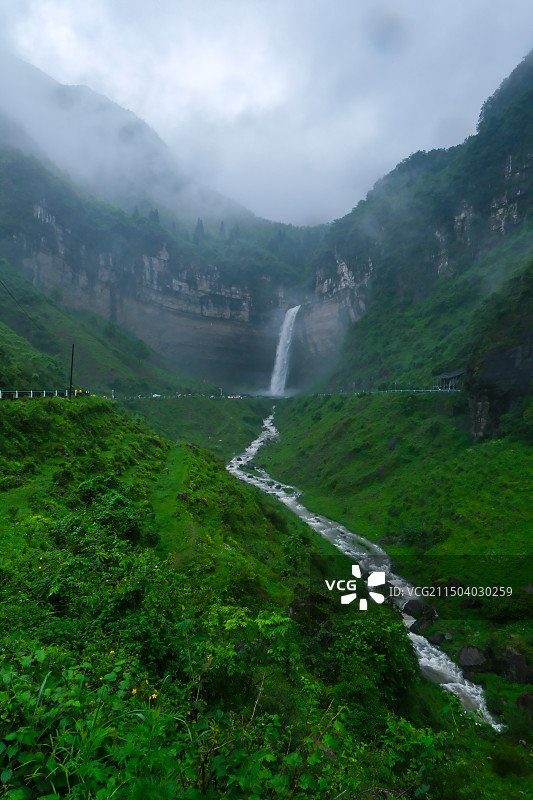 中国贵州省毕节市纳雍县勺窝乡吊水岩瀑布，乌蒙山国家地质公园高山飞瀑图片素材