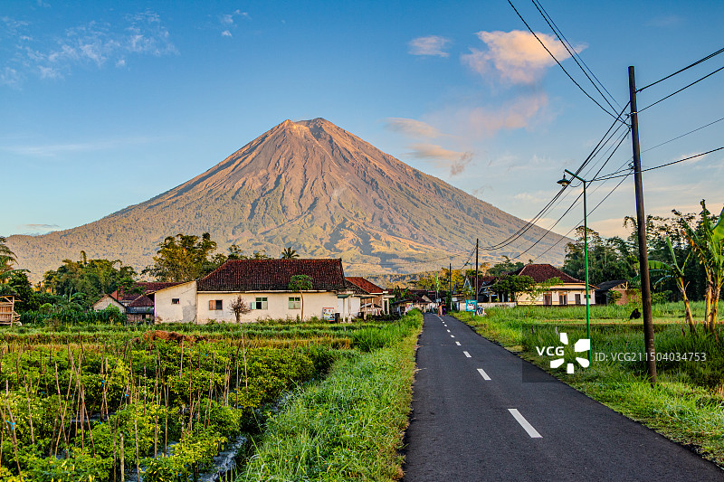 印尼火山的小乡村图片素材