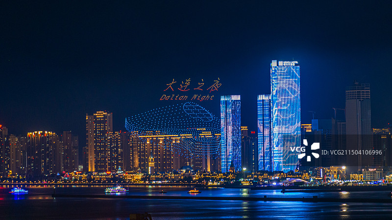 2024夏季达沃斯论坛大连之夜无人机表演秀图片素材