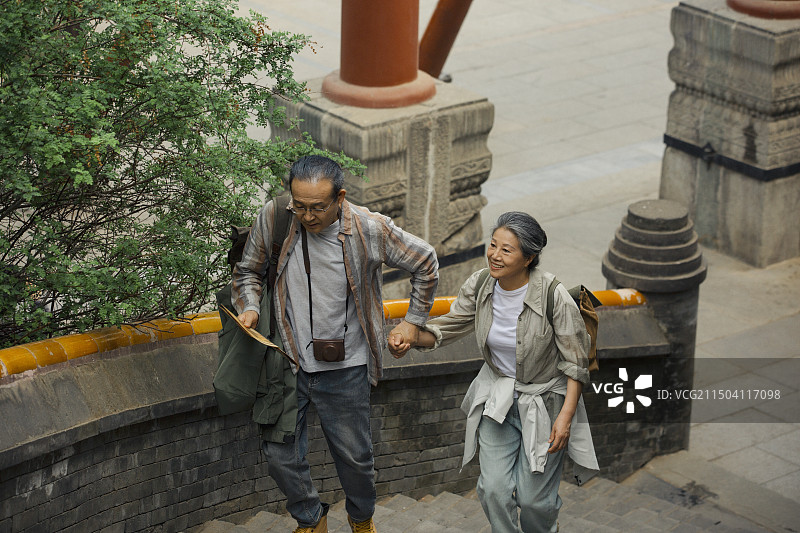 老年人City walk系列:老年夫妻在北京北海公园旅行图片素材