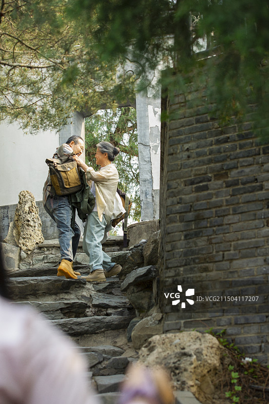 老年人City walk系列:老年夫妇在北京北海公园旅行图片素材