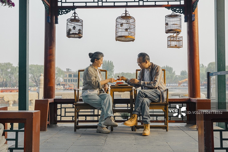 老年人City walk系列:老年夫妻在北京什刹海喝茶图片素材