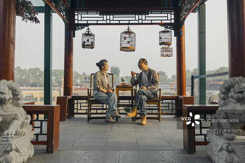 老年人City walk系列:老年夫妻在北京什刹海喝茶聊天图片素材