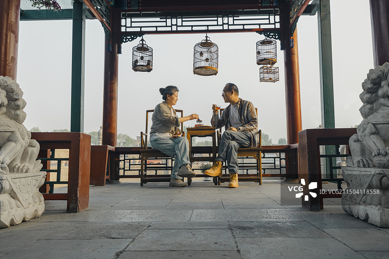 老年人City walk系列:老年夫妻在北京什刹海喝茶聊天图片素材