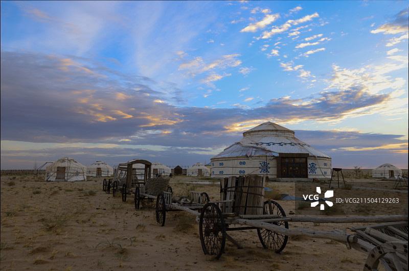 草原上荒废的旅游点图片素材