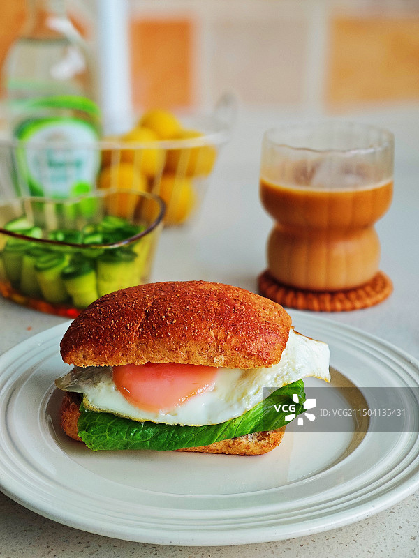 桌子上盘子里的早餐 恰巴塔 特写镜头图片素材