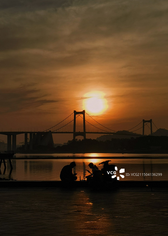 晨曦下的交流图片素材