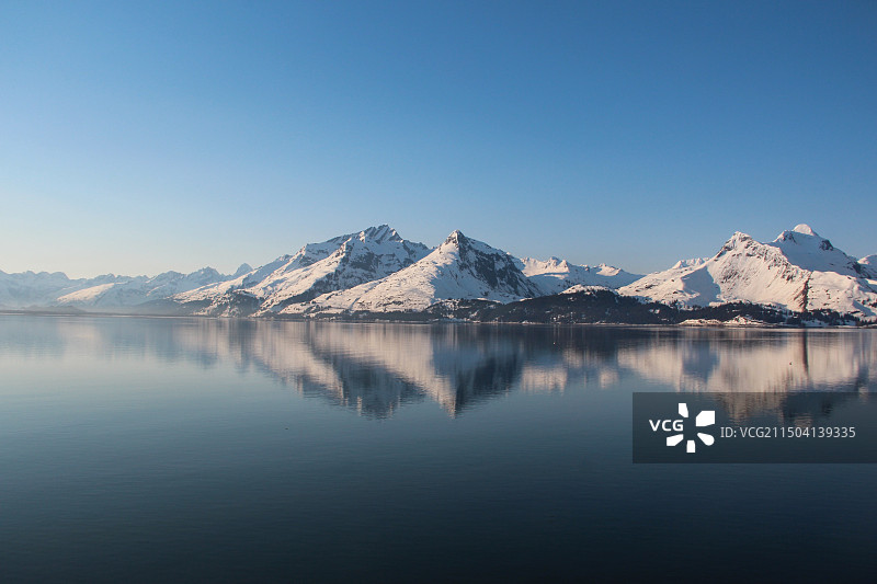 雪山湖泊倒影图片素材
