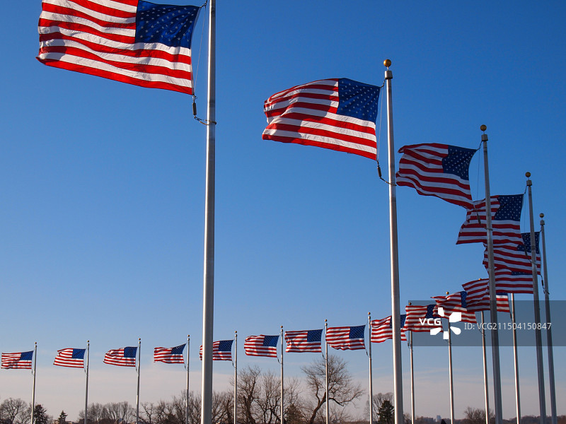 蓝天下美国国旗的低角度视图图片素材