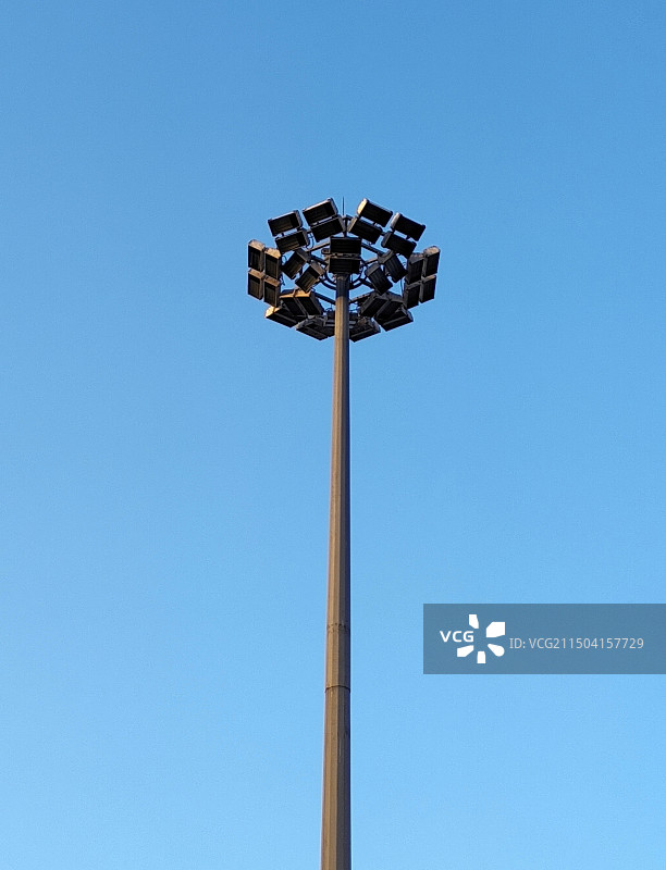 蓝天下的灯柱图片素材