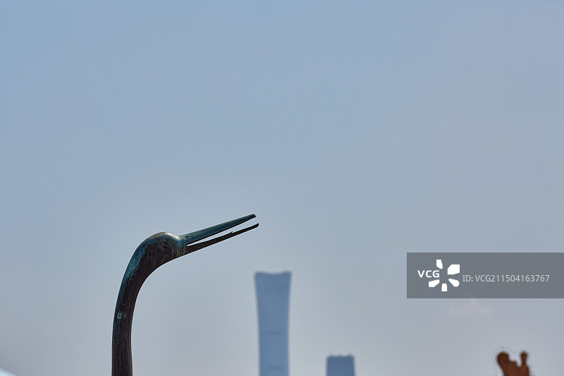 北京故宫紫禁城太和殿前铜鹤与北京中信大厦图片素材