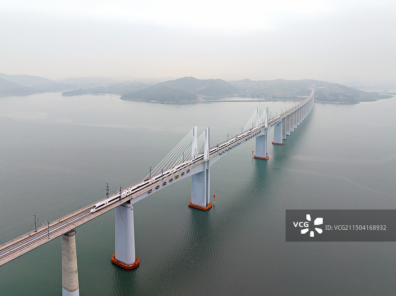 和谐号动车组驶过福厦高铁湄洲湾跨海大桥图片素材