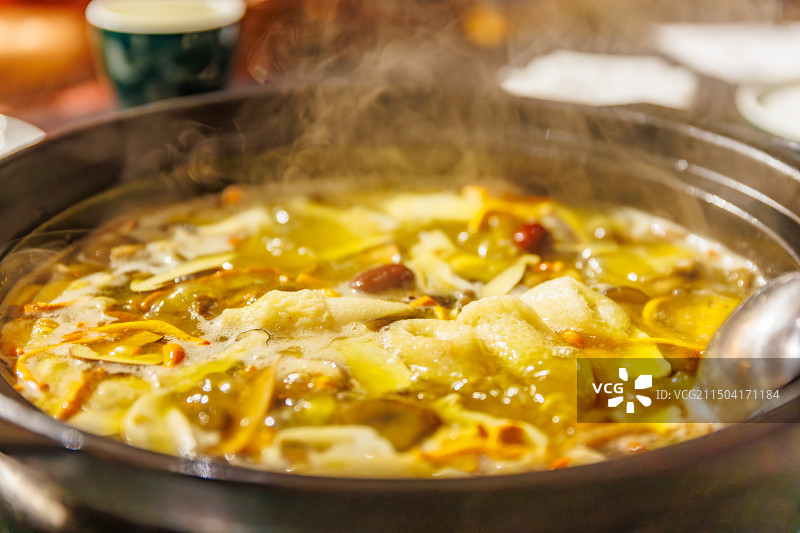 云南美食—野生菌火锅图片素材