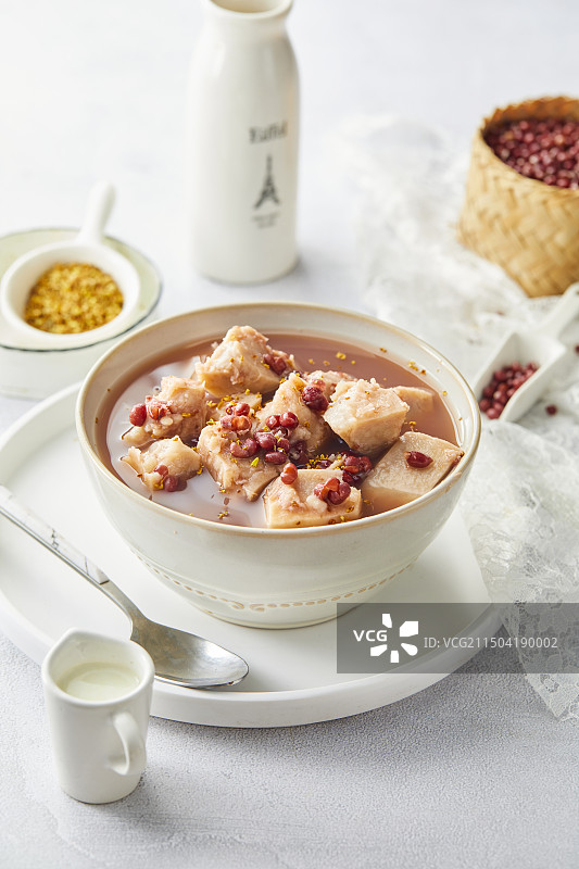 桌子上诱人的美食甜品 桂花红豆芋头汤图片素材