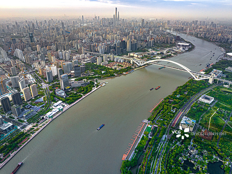 卢浦大桥跨越上海母亲河黄浦江 南园滨江绿地 河流蜿蜒穿过城市 浦江两岸风景 上海城市天际线图片素材