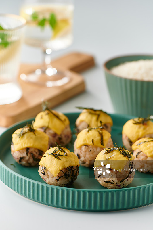 桌子上诱人的美食 芝士烤饭团和饮品图片素材
