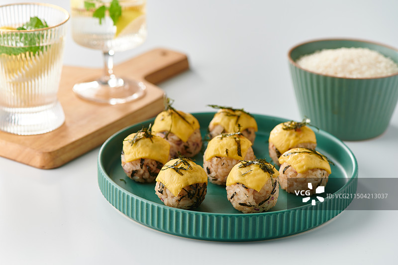 桌子上诱人的美食 芝士烤饭团和饮品图片素材