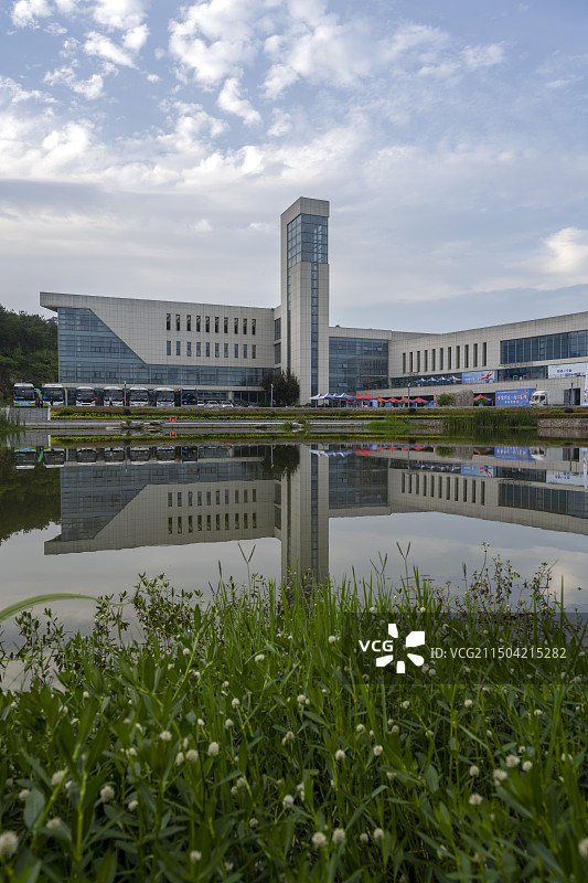 襄阳汽车职业技术学院科学会堂图书馆建筑风光图片素材