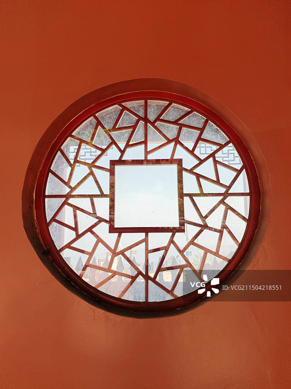圆形的红色中国古建筑窗子图片素材