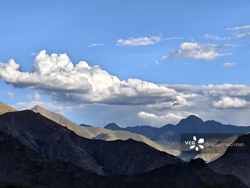 西藏拉萨堆龙德庆区眺望远方山峰图片素材