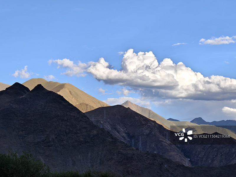 西藏拉萨堆龙德庆区眺望远方山峰图片素材