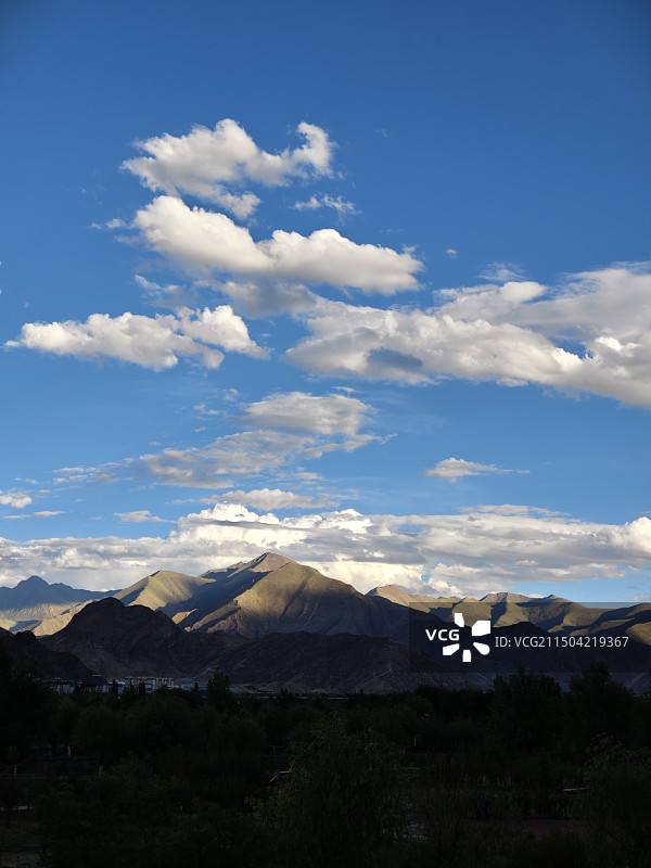 西藏拉萨堆龙德庆区眺望远方山峰图片素材