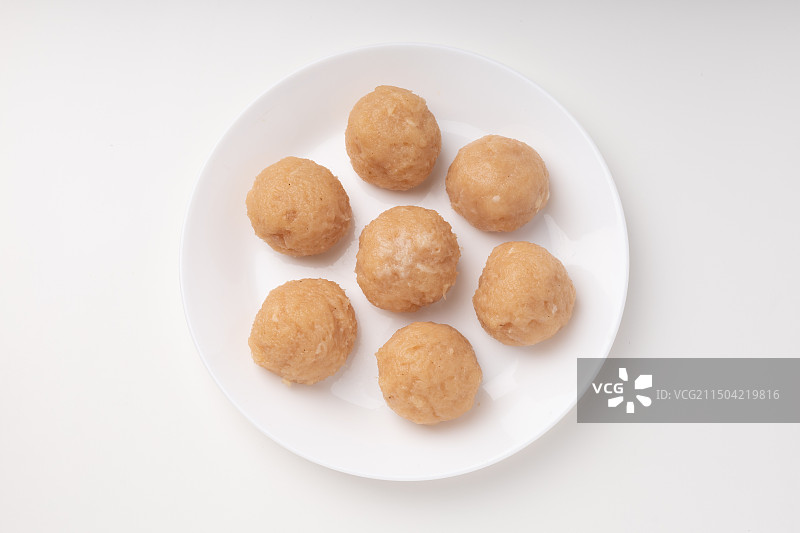 白色盘子上的手工鸡胸肉鸡肉丸子静物特写图片素材