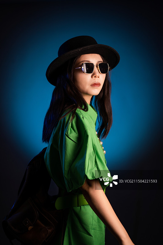 一个在彩棚里拍摄的年轻复古酷女人图片素材