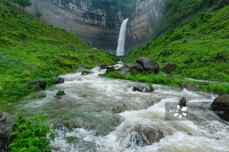 中国贵州省毕节市纳雍县勺窝乡吊水岩瀑布，乌蒙山国家地质公园高山飞瀑，东方小瑞士纳雍吊水岩图片素材