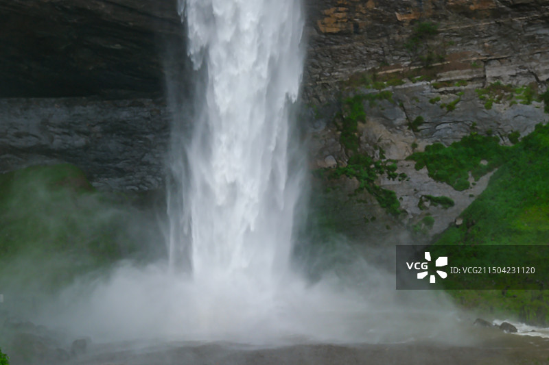 中国贵州省毕节市纳雍县勺窝乡吊水岩瀑布，乌蒙山国家地质公园高山飞瀑，东方小瑞士纳雍吊水岩图片素材