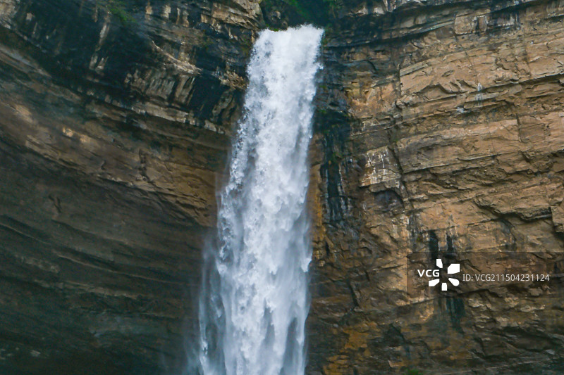 中国贵州省毕节市纳雍县勺窝乡吊水岩瀑布，乌蒙山国家地质公园高山飞瀑，东方小瑞士纳雍吊水岩图片素材