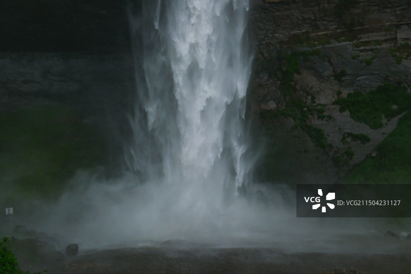 中国贵州省毕节市纳雍县勺窝乡吊水岩瀑布，乌蒙山国家地质公园高山飞瀑，东方小瑞士纳雍吊水岩图片素材