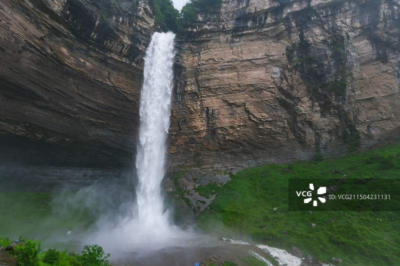中国贵州省毕节市纳雍县勺窝乡吊水岩瀑布，乌蒙山国家地质公园高山飞瀑，东方小瑞士纳雍吊水岩图片素材