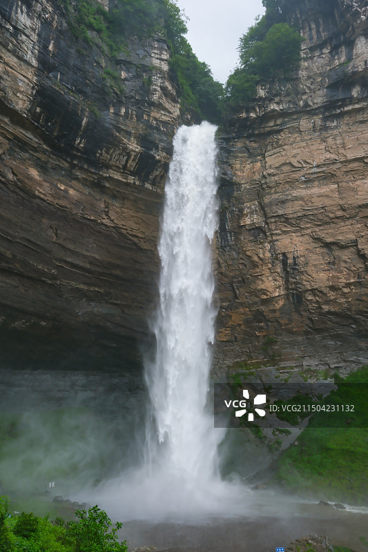 中国贵州省毕节市纳雍县勺窝乡吊水岩瀑布，乌蒙山国家地质公园高山飞瀑，东方小瑞士纳雍吊水岩图片素材